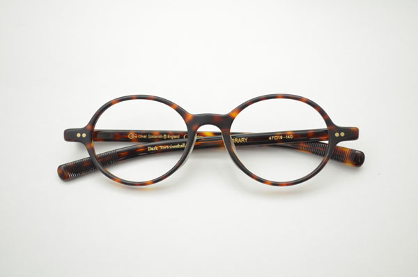 （写真9）OLIVER GOLDSMITH（オリバー ゴールドスミス）× Continuer（コンティニュエ）別注・限定モデル。LIBRARY カラー：Dark Tortoiseshell 価格：31,500円。image by Continuer【クリックして拡大】