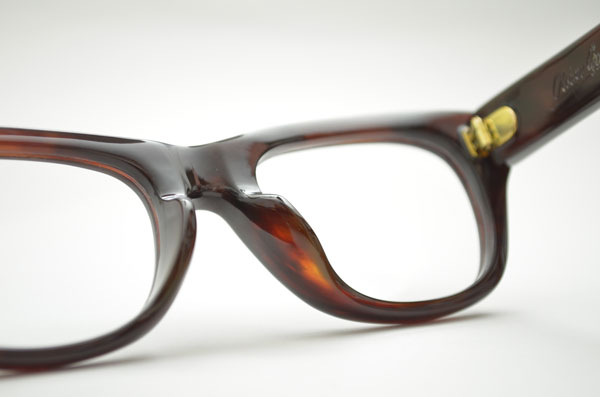 （写真11）OLIVER GOLDSMITH（オリバー ゴールドスミス）× Continuer（コンティニュエ）別注・限定モデル。CONSUL カラー：並甲のクローズアップ。べっ甲ならではの味わい深いつやと色合いが堪能できる。 価格：525,000円。 image by Continuer【クリックして拡大】