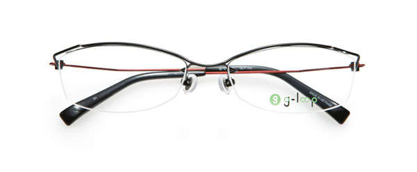 （写真5）眼鏡市場 g-loop（ジーループ）GLP-104。 カラー：ブルー、ブラウン、ブラック（写真）、シルバー。 重さ：5.0g。サイズ：53□17-137。価格：15,750円（レンズ込み）。