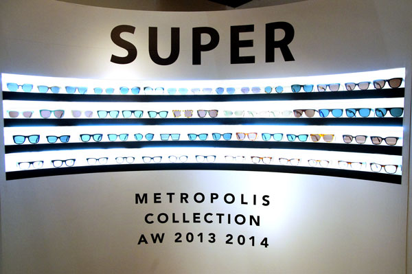 SUPER（スーパー）のブース。今季のテーマは「METROPOLIS COLLECTION」。【クリックして拡大】