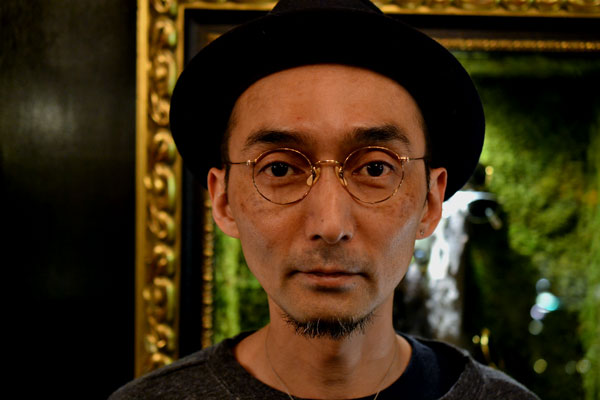 後期のジョン・レノンも愛用していたという、いわば「究極のメタルフレーム」。【クリックして拡大】