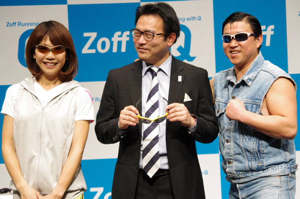 （左から）高橋尚子さん、上野剛史さん（Zoff（ゾフ）を運営する（株）インターメスティック社長）、スギちゃん。【クリックして拡大】