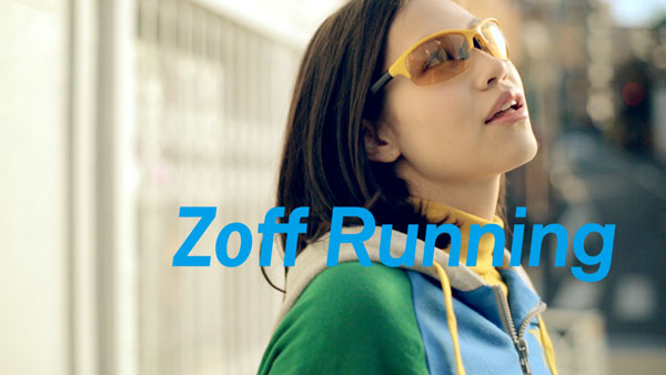 Zoff Running with Q を掛けた水原希子さん。「ゴールドミラー」のレンズを装着している。【クリックして拡大】