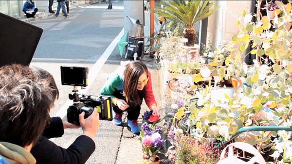 花屋のシーンで、きれいな花につい見とれてしまった水原希子さん。【クリックして拡大】