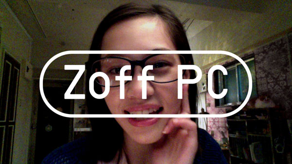 ウェブカメラを見つめる水原希子さん。 掛けているメガネは Zoff PC。