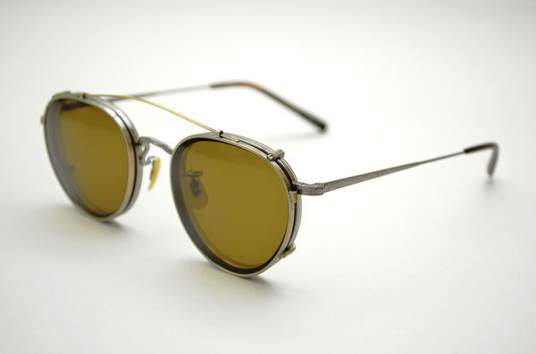 OLIVER PEOPLES × Continuer MP-2 カラー：H に、「クリップオン サングラス｣【AG（アンティークゴールド）/ BR（ブラウン）】を取り付けたところ。image by  Continuer【クリックして拡大】