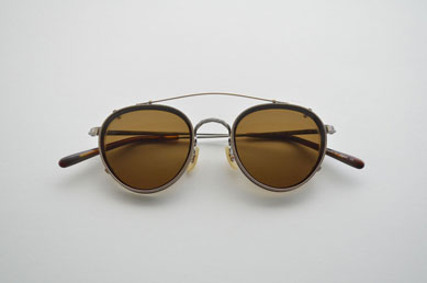 OLIVER PEOPLES × Continuer MP-2 カラー：H に、 「クリップオン サングラス｣【AG（アンティークゴールド）/ BR（ブラウン）】を取り付けたところ。 image by  Continuer