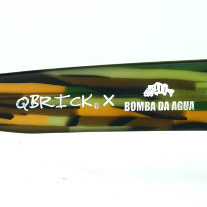 テンプル（つる）内側には、「Qbrick × BOMBA DA AGUA」のコラボレーションロゴ入り。image by QBRICK【クリックして拡大】