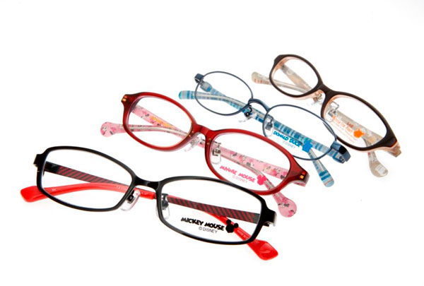 眼鏡市場「ディズニーキャラクターズフレームコレクション」。（左から）DIS-002-BK、DIS-004-PK、DIS-003-BLU、DIS-001-BR。image by メガネトップ【クリックして拡大】