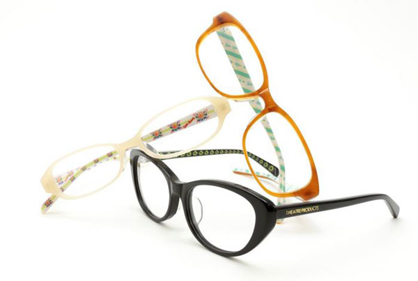 「THEATRE PRODUCTS＆Zoff EYEWEAR COLLECTION」（上から時計回りに）ZH31011、ZH31012、ZH31010。各7,350円（標準レンズ代込み）。テンプル（つる）内側にデザインされたパターンは、今回の Zoff（ゾフ）のために描描き下ろされたもの。アンティークの陶磁器を思わせるパターンやローズ、リボンといった女性らしいモチーフが華やかに彩る。image by インターメスティック