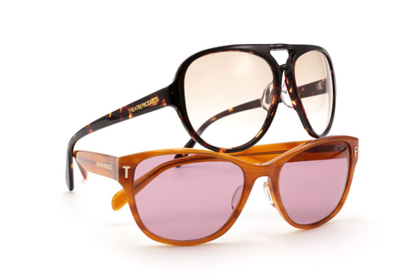 「THEATRE PRODUCTS＆Zoff EYEWEAR COLLECTION」（上）ZQ31G07。価格：7,350円。ヨーロピアンなツーブリッジタイプのサングラス。クリア感のあるベージュのレンズが強い印象を和らげてくれる。（下）ZQ31G06。価格：7,350円。シンプルで計算されたデザインで、男女問わず掛けやすいサングラス。ロゴのメタルパーツもいいアクセントに。image by インターメスティック【クリックして拡大】