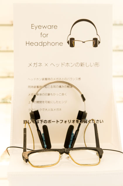 「Eyewear for Headphone」（作者：鈴木雅也） 「メガネ × ヘッドホンの新しい形｣を目指しながらも、「クラシックで大人なメガネ」になっている。 【クリックして拡大】