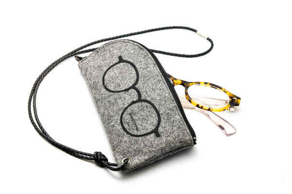 spring strings（スプリング ストリングス）CS-FELT POUCH 価格：13,000ウォン（約1,100円） ※メガネは筆者私物。 image by GLAFAS 【クリックして拡大】