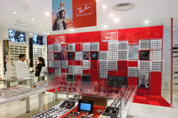 Ray-Ban（レイバン）が常に500本～池袋に日本最大級の「Ray-Ban Shop in Shop」オープン