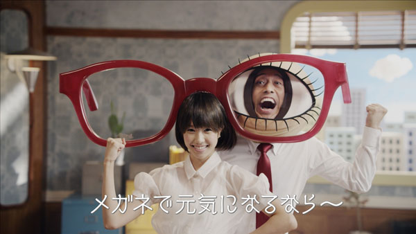 メガネスーパー TV-CM「元気だ」篇より。 image by メガネスーパー 【クリックして拡大】