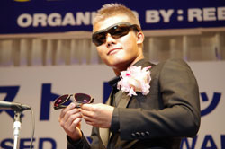 亀田和毅がメガネ ベストドレッサー賞 スポーツ界部門受賞「サングラスとメガネは亀田興毅とセット」