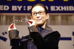 鈴木保奈美がメガネ ベストドレッサー賞 芸能界部門受賞「映画『プラチナデータ』のおかげ｣
