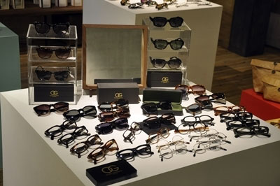 店内中央でフィーチャーされているのは、 イギリスの老舗アイウェアブランド OLIVER GOLDSMITH（オリバー ゴールドスミス）。 image by 蒲池眼鏡舗 floor