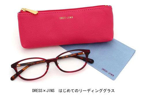 「DRESS×JINS」は3,990円（税込）。 オリジナルケースとメガネ拭きもセット。 image by ジェイアイエヌ