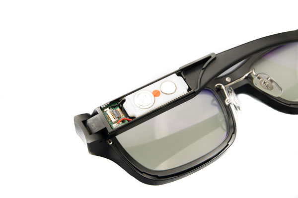 Wink Glasses 2013は、液晶シートとブルーライトカットレンズを搭載。 フレームが2層構造となっており、度付きレンズにも交換可能。 また、左テンプル（つる）に、空気電池（PR41)2個を入れる。