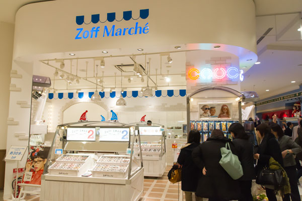 「Zoff Marché」のロゴは、 市場のテントをイメージしたもの。 【クリックして拡大】