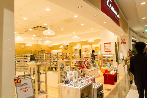 TANAKA Eyes in STYLE（メガネのタナカ イオンモール幕張新都心店）は、 FAMILY MALL（ファミリーモール）1Fにオープン。 【クリックして拡大】