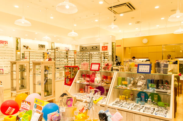 TANAKA Eyes in STYLE（メガネのタナカ イオンモール幕張新都心店）は、 子ども用メガネから本格大人向けメガネ、スポーツサングラスまで充実。 【クリックして拡大】