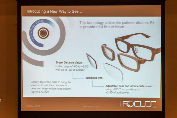 Adlens Focuss（アドレンズ フォーカス）は、 遠くを見るための度数が入ったレンズと、 手元から中間視野までの度数を調節可能なレンズの 2枚を組み合わせた遠近両用メガネ。 【クリックして拡大】