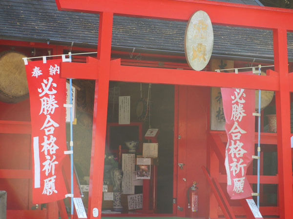 宝来宝来神社は2004年春、熊本県南阿蘇に建立。 掘り起こされた大きな岩のお告げにより、 購入した宝くじが当選したことから噂が広まり、 以来、合格祈願をはじめとした 願掛け祈願のパワースポットとして知られる。 image by メガネスーパー 【クリックして拡大】