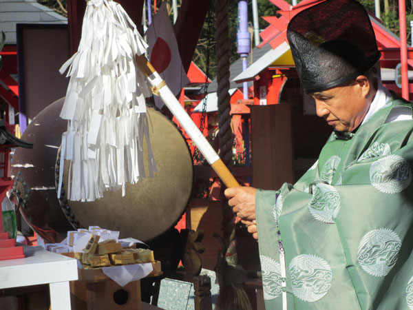 宝来宝来神社での御札祈祷の様子。 image by メガネスーパー 【クリックして拡大】