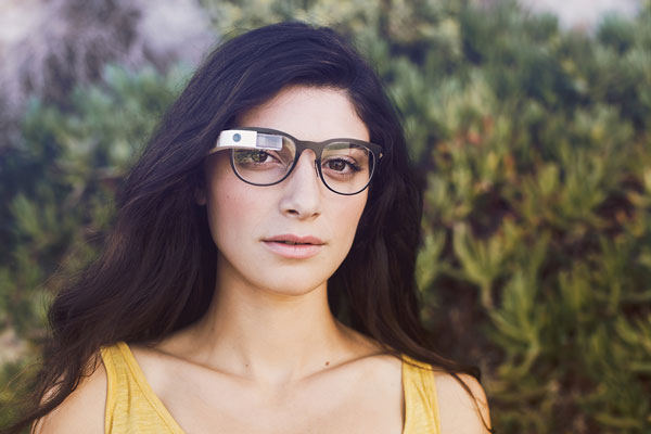 「Google Glass」（グーグル グラス）「Curve」の着用写真。