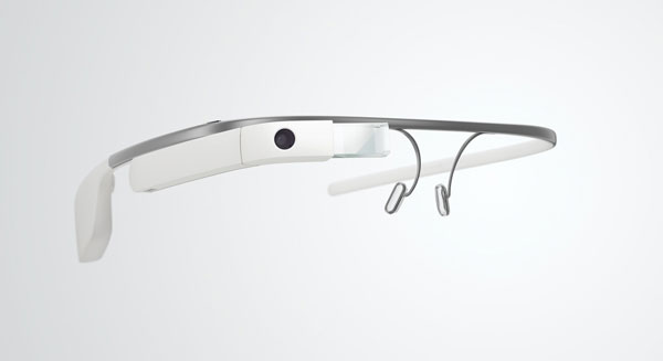 Google（グーグル）のメガネ型情報端末 「Google Glass」（グーグル グラス）。 度付きレンズ対応フレーム、またはサングラスは、 この本体に取り付ける仕組みになっている。