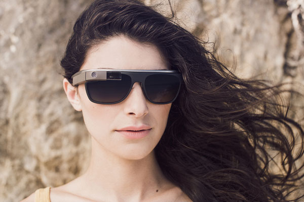 「Google Glass」（グーグル グラス）「Classic」の着用写真（女性）。