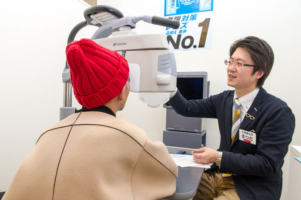 筆者（写真左）の右側にある半円状のものが「調節力」を測る視標。40cm、35cm、30cmという3つの距離で「調節力」を測定した。【クリックして拡大】