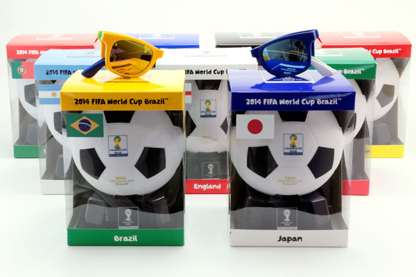 FIFA ワールドカップ オフィシャルライセンス プロダクト/サングラス 全9カ国モデルともスペシャルパッケージで発売。 【クリックして拡大】
