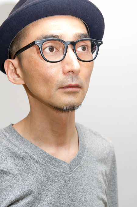 THOM BROWNE（トム・ブラウン）TB-403 MATTE BLACK-RWB を筆者が掛けてみたところ。 ワンランク上のウェリントンを掛けたいという大人にオススメ。 【クリックして拡大】