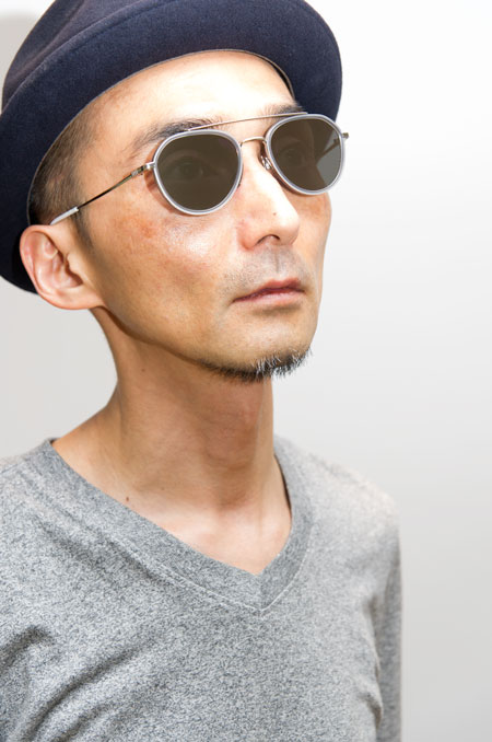 THOM BROWNE（トム ブラウン）TB-801 SHINY SHILVER - SATIN CRYSTAL GREY を筆者が掛けてみたところ。 細身のフレームとコンパクトなシェイプ、0（ゼロ）カーブのレンズが見事にマッチ。