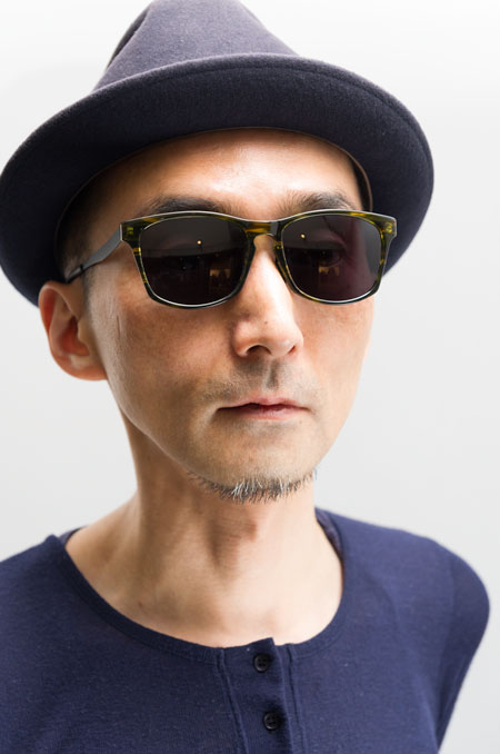 Micedraw Tokyo（マイスドロー トーキョー）WS1001 カラー：A03 を筆者が掛けてみたところ。 上品で大人っぽい雰囲気がカッコいいウェリントン。 希望小売価格：21,000円（税抜）。 【クリックして拡大】