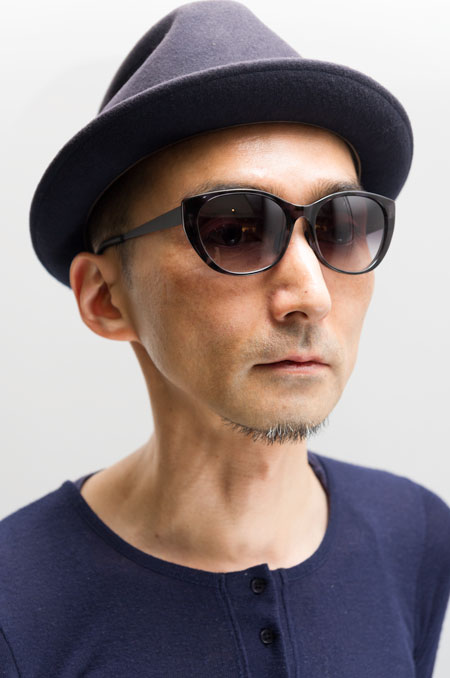 Micedraw Tokyo（マイスドロー トーキョー）WS1003 カラー：A09を筆者が掛けてみたところ。 本当は、女性が掛けたほうがグッと似合うはず。ちょっと大人っぽくサングラスを掛けたいひとにオススメ。 希望小売価格：21,000円（税抜）。 【クリックして拡大】