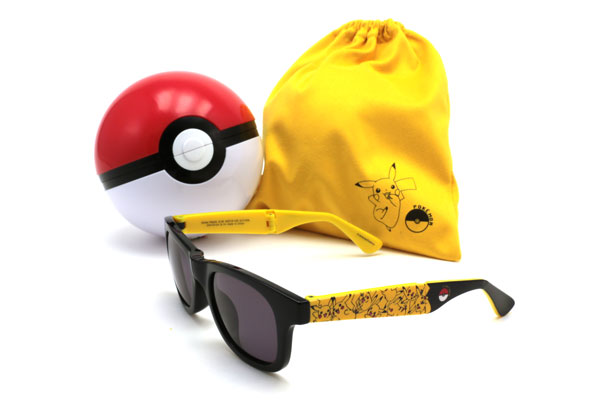 POKÉMON SUNGLASSES for KIDS（ポケモン・サングラス・フォー・キッズ）には、サングラスのほか、ピカチュウデザインのオリジナルポーチとモンスターボール型ケースが付いてくる。 image by インターメスティック 【クリックして拡大】