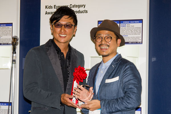 アイウェア・オブ・ザ・イヤー 2015 表彰式での様子。（左）メンズクラブ 編集長 戸賀 敬城氏。（右）USH（アッシュ）デザイナー 外山 雄一氏。