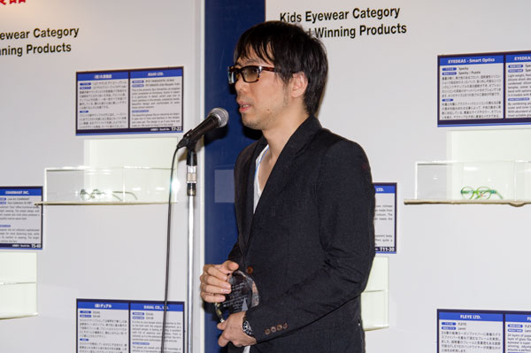 アイウェア・オブ・ザ・イヤー 2015 表彰式でスピーチをする DJUAL（デュアル）デザイナー 柳 根宇氏。