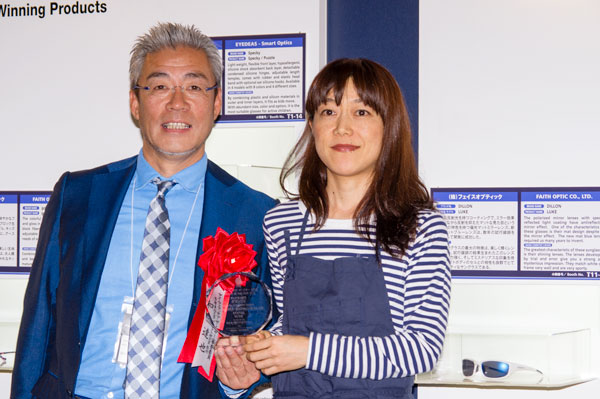 アイウェア・オブ・ザ・イヤー 2015の表彰式での様子。（左）多摩美術大学 教授 和田 達也氏。（右）BCPC（ベセペセ）のデザイナー 細川 朋子氏。