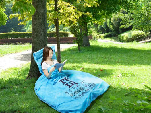 「レニュー 目薬型寝袋」を実際に使ってみたところ。思いの外、周りの風景になじんでるかも。 image by ボシュロム・ジャパン