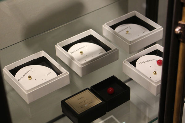 恵比寿に店舗とアトリエをかまえる「tmh.」の、18Kやガラスを使用したピアスやピンなども展開。 image by Continuer 【クリックして拡大】