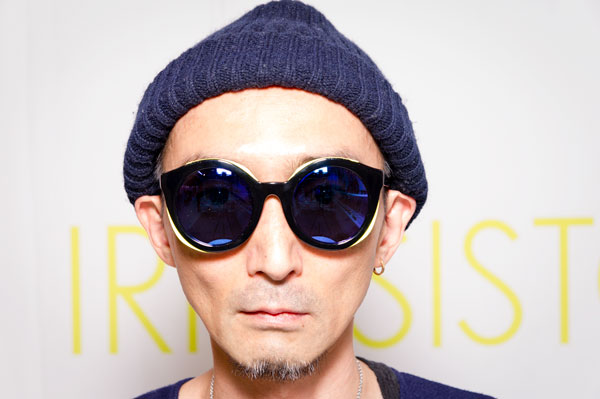 IRRESISTOR「POP STAR」BLACK GOLD | SMOKE BLACK LENS を筆者が掛けてみたところ。大ぶりで丸みのあるレンズシェイプとゴールドのトリムとの組み合わせが、たまらない。 【クリックして拡大】