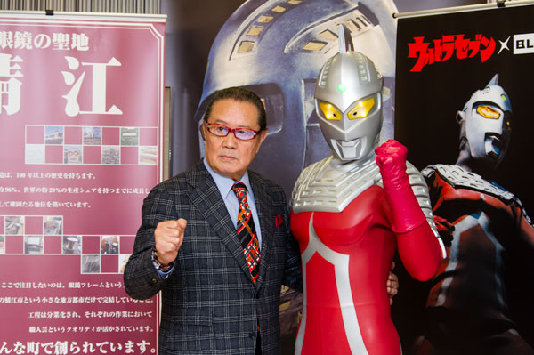 力強いポーズをキメる”モロボシ・ダン”役の森次晃嗣氏（左）とウルトラセブン。 【クリックまたはタップで拡大】