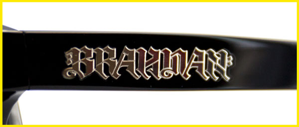 左テンプル（つる）には、BRAHMAN（ブラフマン）のロゴ。 image by OWNDAYS