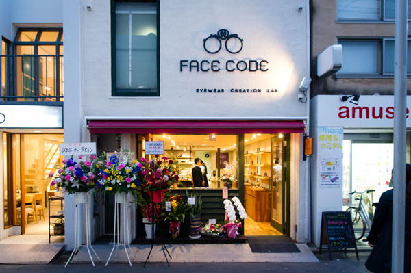 FACE CODE（フェイス コード）は、河原町オーパ裏、インテリアショップ unico 京都 のとなり。 【拡大】