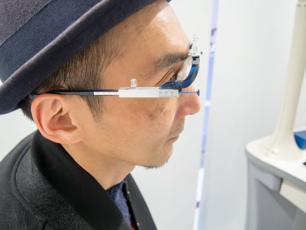「3Dフィッター」で測定した顔のサイズは、フレーム選びやフィッティング（調整）に活かされる。 【拡大】